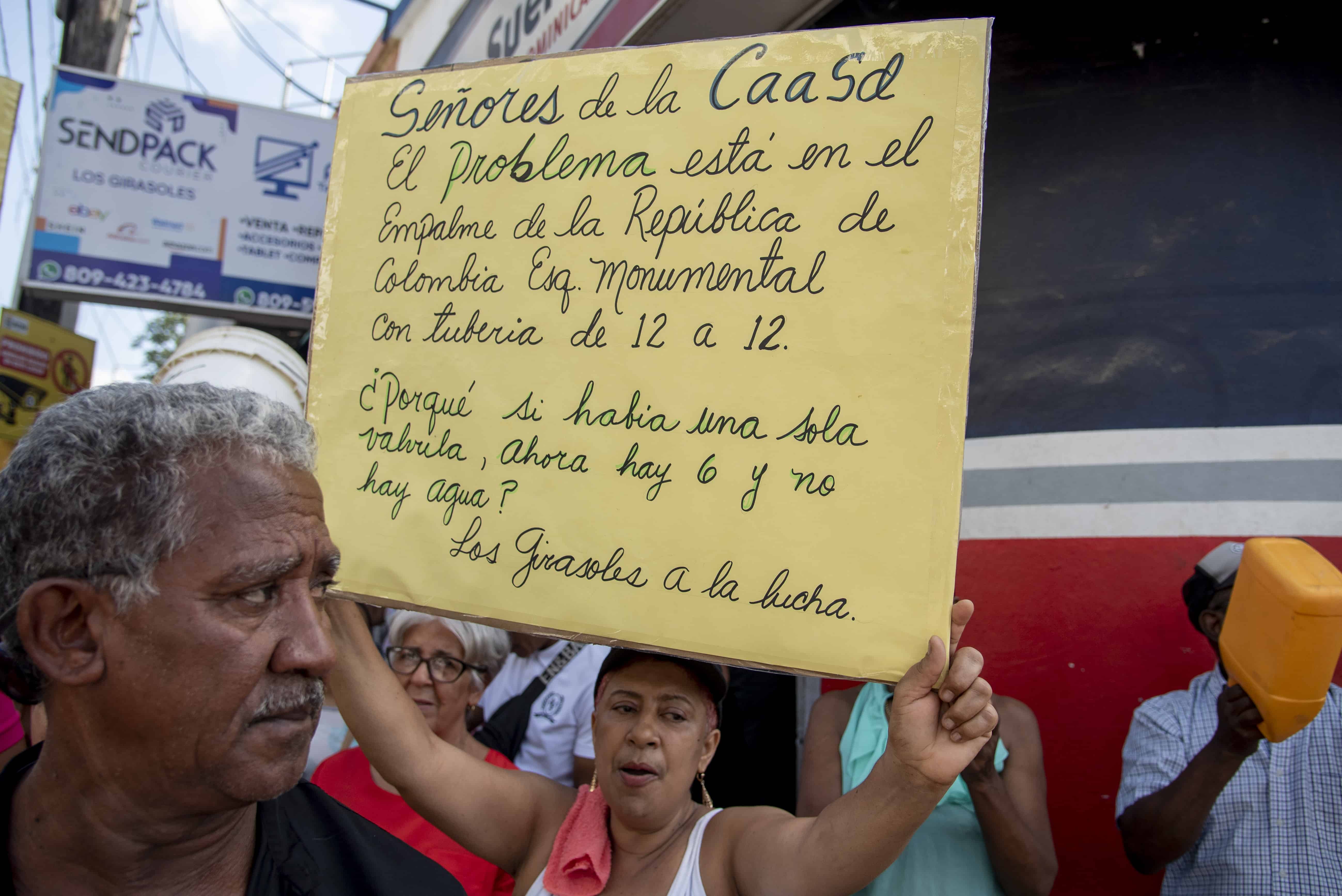 La gente demanda agua a la Caasd