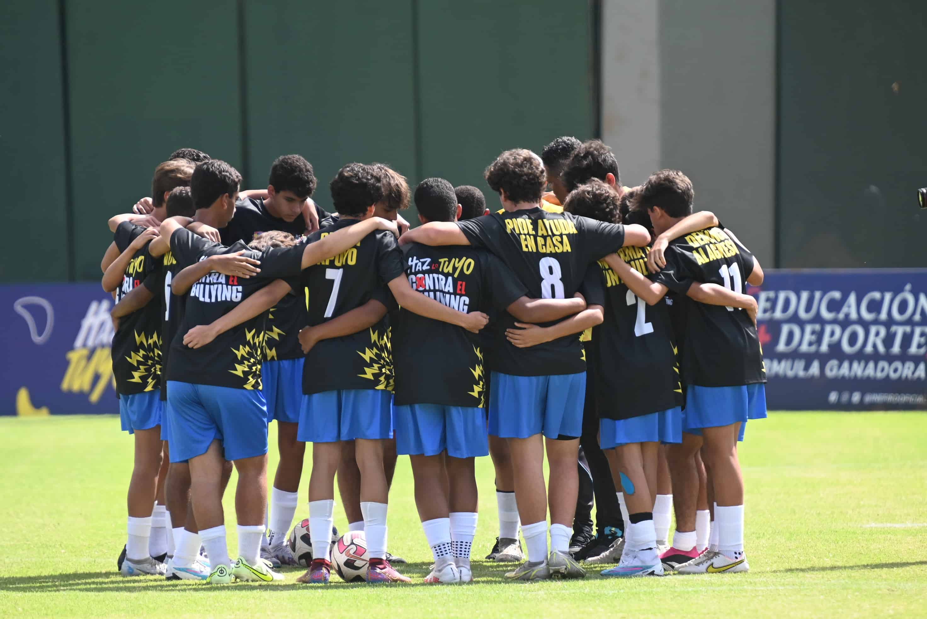 Los jugadores del Babeque Secundaria se reunen utilizando las camisetas de la campaña AntiBullying previo al partido