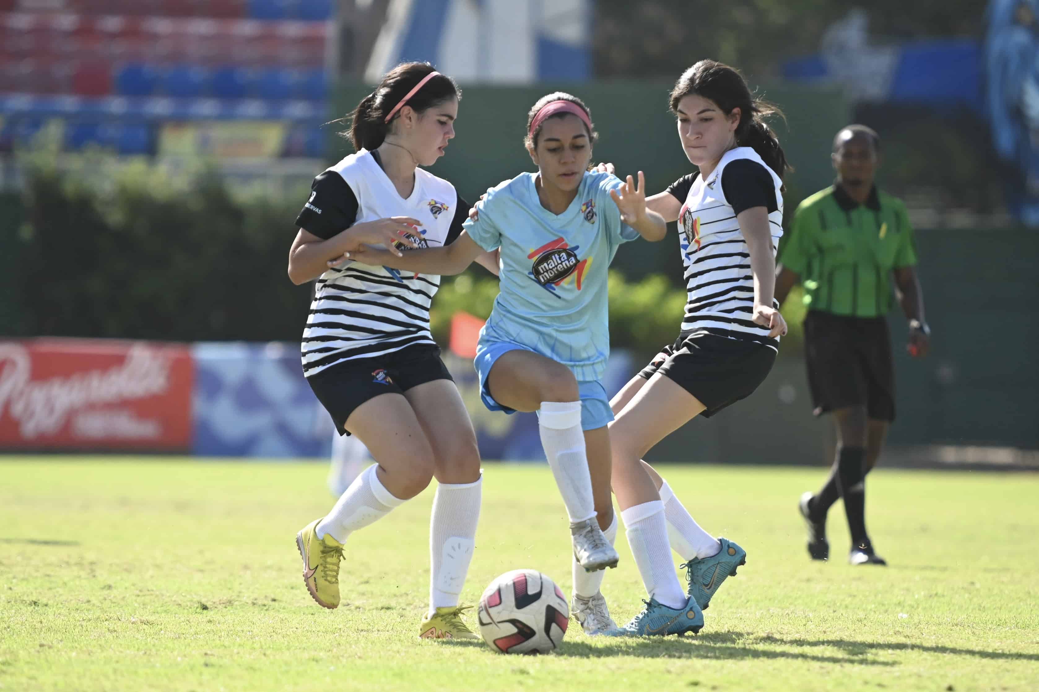 Momento de acción del partido de Fase de Grupos entre St. Joseph y St. Michaels en la rama femenina