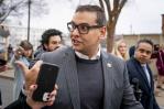Desde robar dinero para pagar deudas hasta lavado: los cargos que enfrenta George Santos Desde robar dinero para pagar deudas hasta lavado: los cargos que enfrenta George Santos