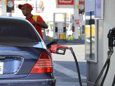 La oposición y transportistas cuestionan alza de los combustibles