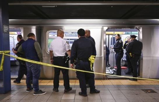 Alcalde de Nueva York califica de tragedia la muerte de un vagabundo en el metro