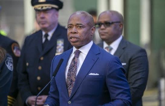 Alcalde de NY mantiene plan de enviar inmigrantes al norte de la ciudad pese al rechazo de suburbios