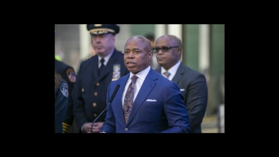 Alcalde de NY mantiene plan de enviar inmigrantes al norte de la ciudad pese al rechazo de suburbios