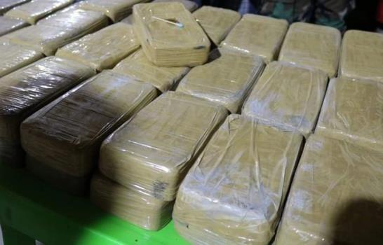 Decomisan 1,176 paquetes de droga y capturan a seis personas en Panamá