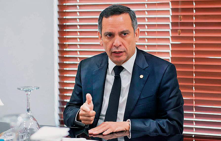 <div><strong>Luis Henry Molina</strong></div><div><strong><br></strong></div><br><div><i>Presidente de la Suprema</i></div><div><i><br></i></div><br>“Le agradezco por su liderazgo y por su contribución a la promoción de una sociedad más informada y participativa. Una vez más, felicidades y le deseo muchos éxitos más en el futuro.”