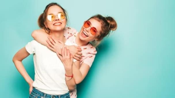 Mujeres que son cercanas a sus hermanas tienen pocas amigas según esta teoría