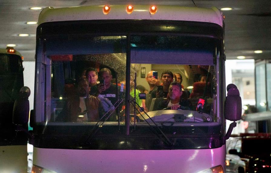 Un condado del norte de Nueva York bloqueará a los autobuses que trasladen inmigrantes