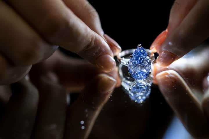 Subastan el anillo Laguna Blu, una de las joyas más caras de la casa Bulgari