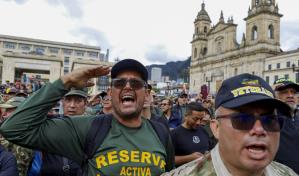 Miles de militares y policías retirados protestan en contra del Gobierno de Gustavo Petro
