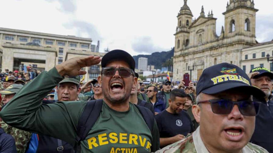 Miles de militares y policías retirados protestan en contra del Gobierno de Gustavo Petro