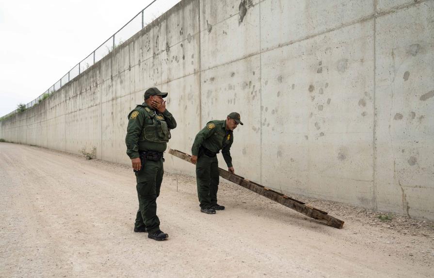 Republicanos proponen más muro fronterizo entre EEUU y México