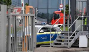 Dos muertos en ataque a tiros en fábrica de Mercedes en Alemania