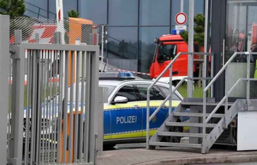 Dos muertos en ataque a tiros en fábrica de Mercedes en Alemania