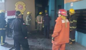 Incendio afectó la Plaza de los Buhoneros en la José Martí