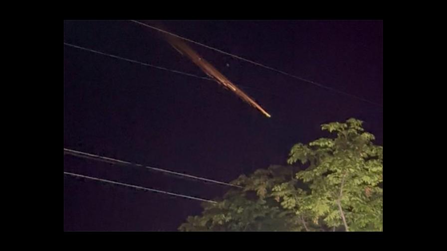 La noche de Japón se ilumina por restos de un cohete lanzado al espacio La noche de Japón se ilumina por restos de un cohete lanzado al espacio