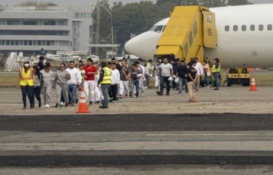 EE.UU. envía a Guatemala tres vuelos con 387 deportados a horas del fin del Título 42