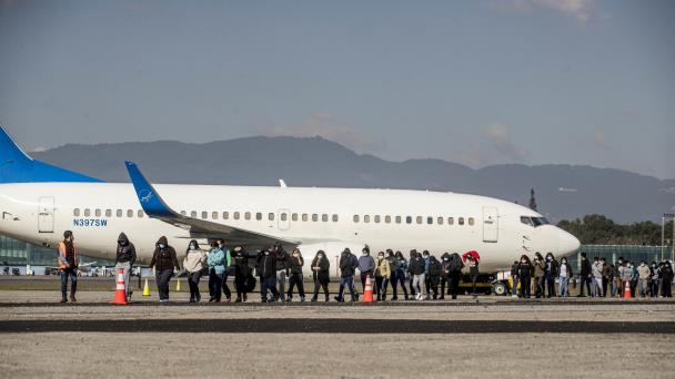 EE.UU. acusa a algunos migrantes de ponerse violentos en los vuelos de deportación