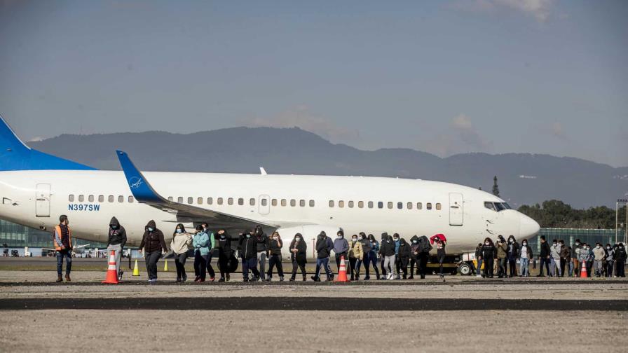 EE.UU. acusa a algunos migrantes de ponerse violentos en los vuelos de deportación