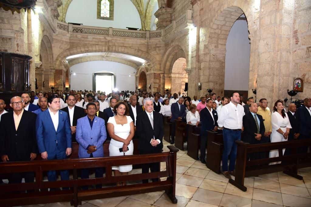 El presidente del Partido Revolucionario Dominicano (PRD), Miguel Vargas Maldonado, junto a los demás dirigente que asistieron a la misa en honor a Peña Gómez. 