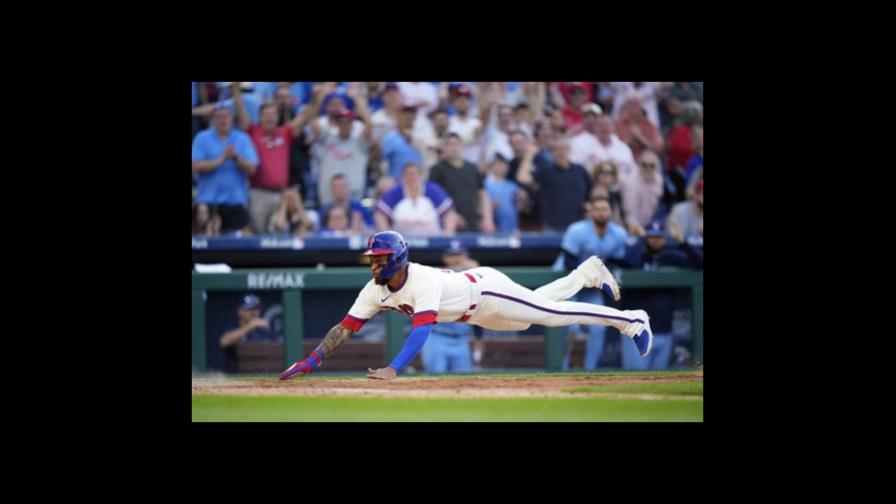 Sosa anota en la 10ma; Filis remontan y superan a Azulejos