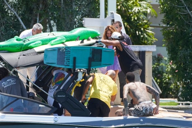 Otra imagen de Shakira y Lewis Hamilton en el yate con amigos del piloto.