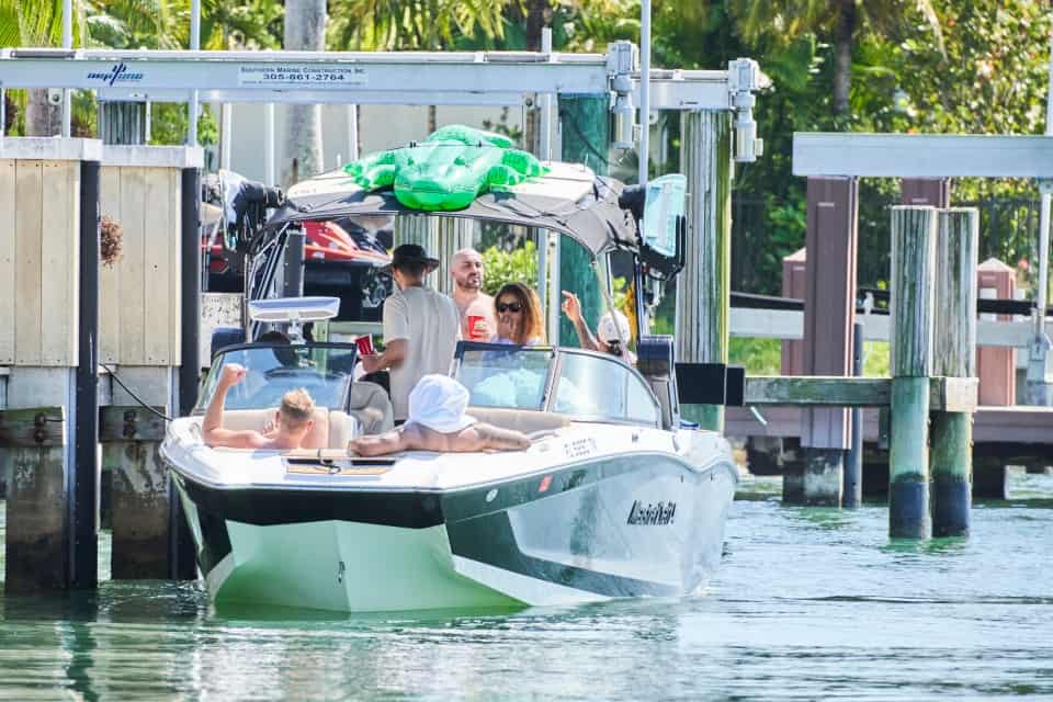 Shakira y Lewis Hamilton en el yate con amigos del piloto.