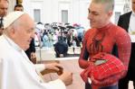 El Papa francisco saluda a Spiderman en el Vaticano
