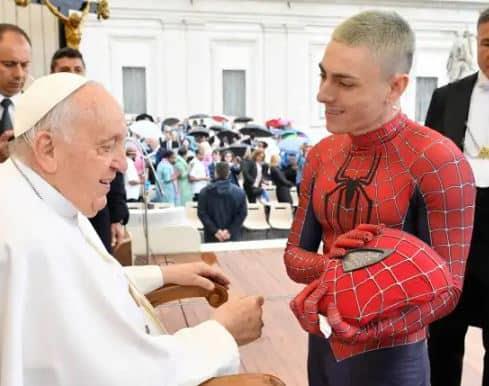 El Papa francisco saluda a Spiderman en el Vaticano