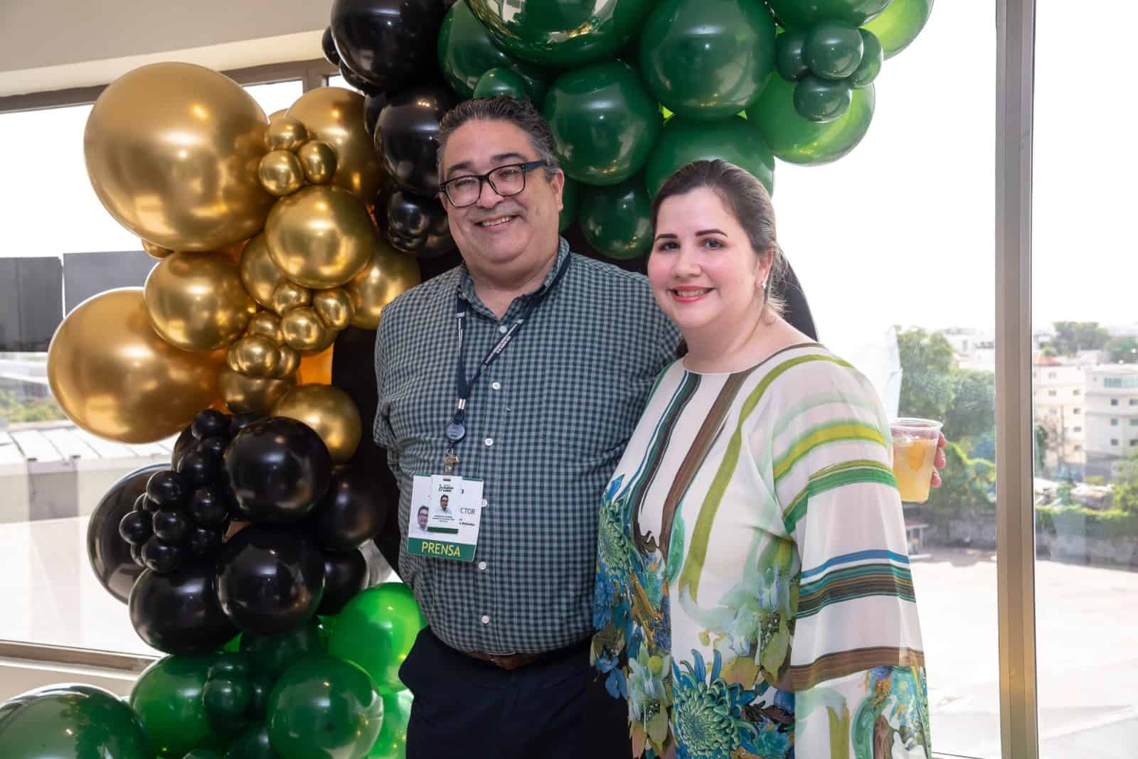 El subdirector de Diario Libre, Benjamín Morales junto a Pilar Barberó.