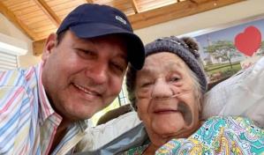 Equipo de Abel Martínez aclara que su madre está viva, aunque delicada de salud
