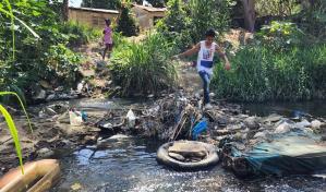 Estudiantes deben cruzar arroyo putrefacto para asistir a escuela en Santiago