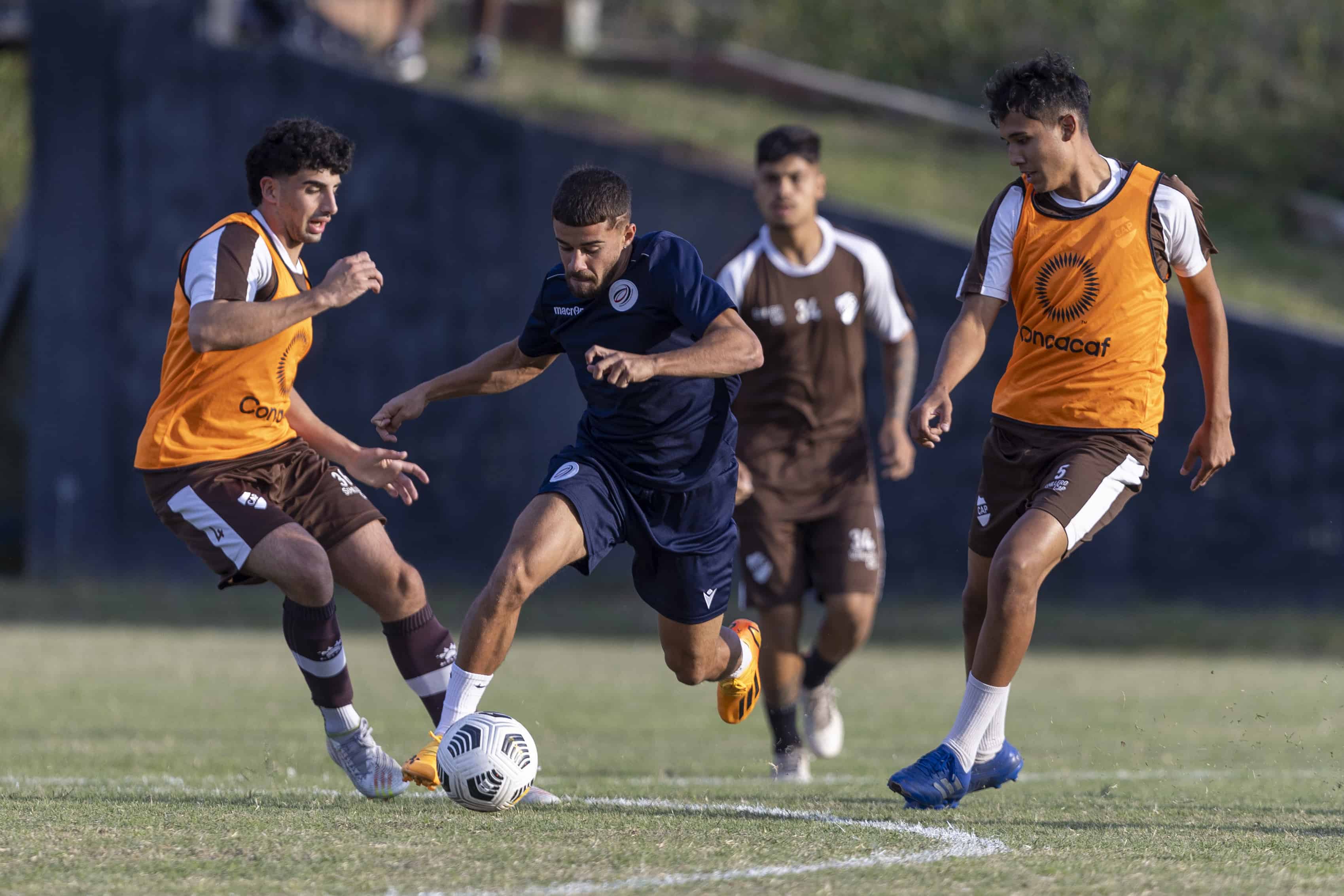Edison Azcona se mostró muy activo durante la sesión de entrenamiento.