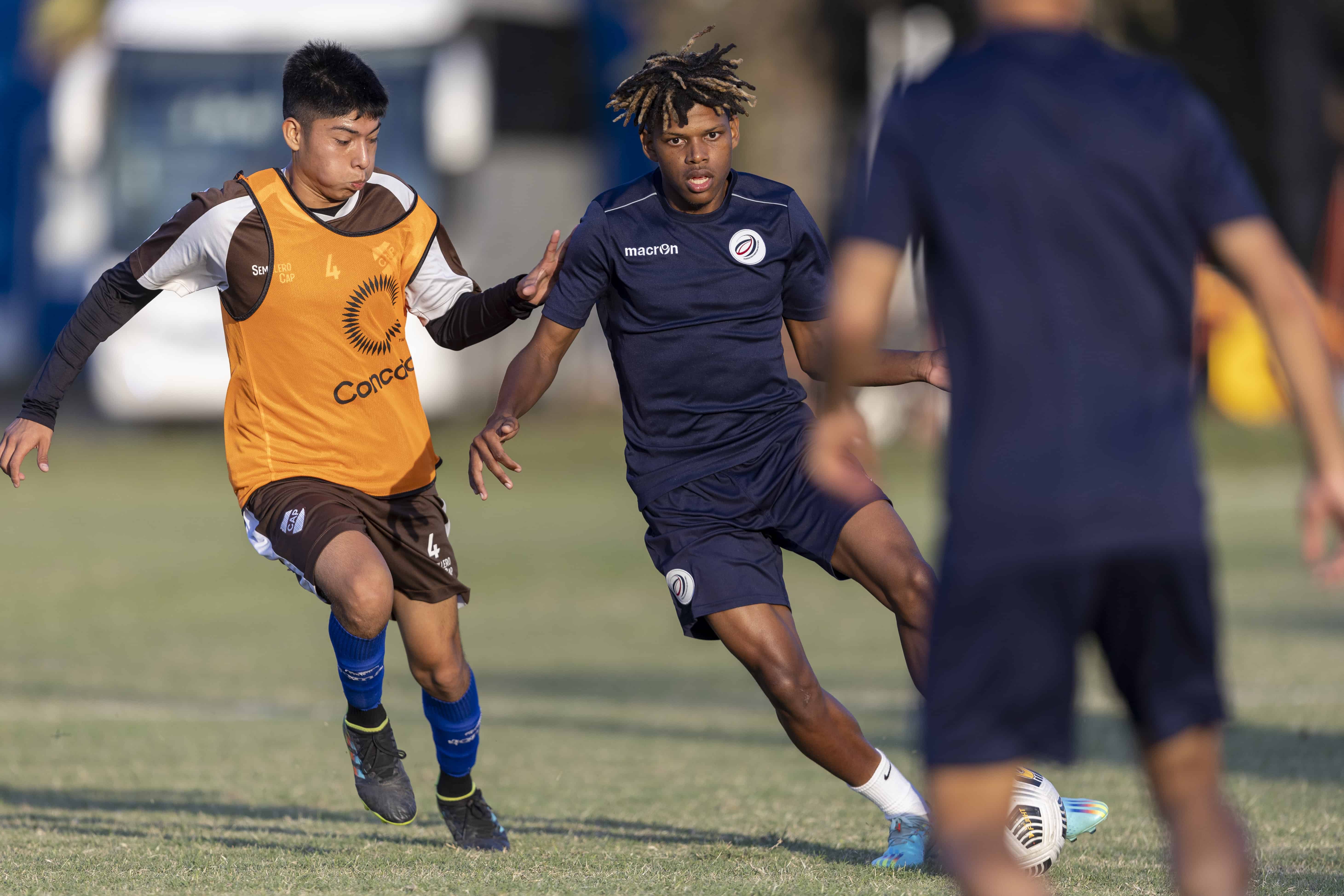 Alfeni Tamarez, del Club Atlético Pantoja, en el encuentro amistoso ante las inferiores del Club Atlético Platense.
