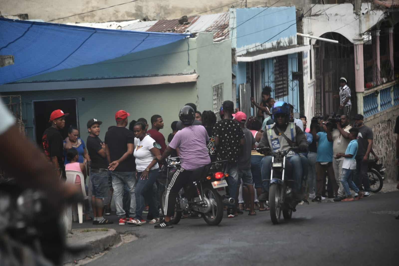 Decenas de jóvenes se apostaron en la casa durante el velatorio de Yordy, ayer viernes.