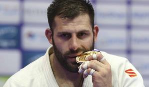 Oro para ruso Arman Adamian con bandera neutral en -100 kg del Mundial de judo