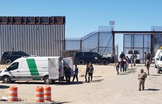EE.UU. detiene a miles de migrantes en El Paso, Texas, antes del fin de la deportación exprés