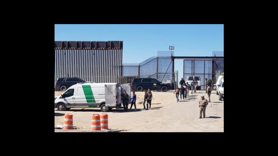 EE.UU. detiene a miles de migrantes en El Paso, Texas, antes del fin de la deportación exprés