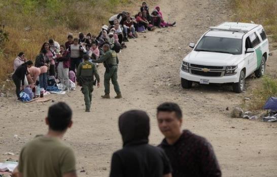 Migrantes se apresuran a cruzar la frontera de EE.UU. antes de que expire el Título 42