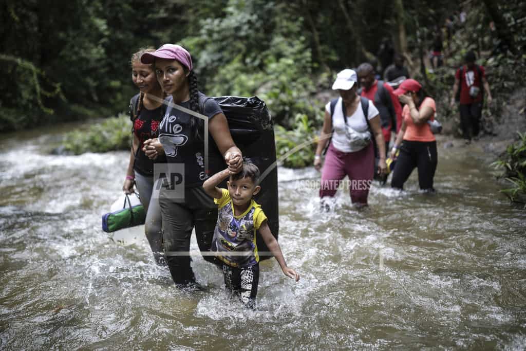 Migrantes cruzan un río en la selva del Darién el miércoles 10 de mayo de 2023, en un recorrido desde Colombia a Panamá, con la esperanza de llegar a Estados Unidos.