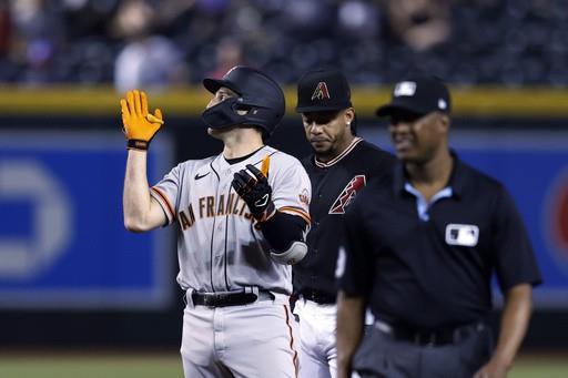 Schmitt batea cuatro hits en inicio histórico; Gigantes vencen a Diamondbacks