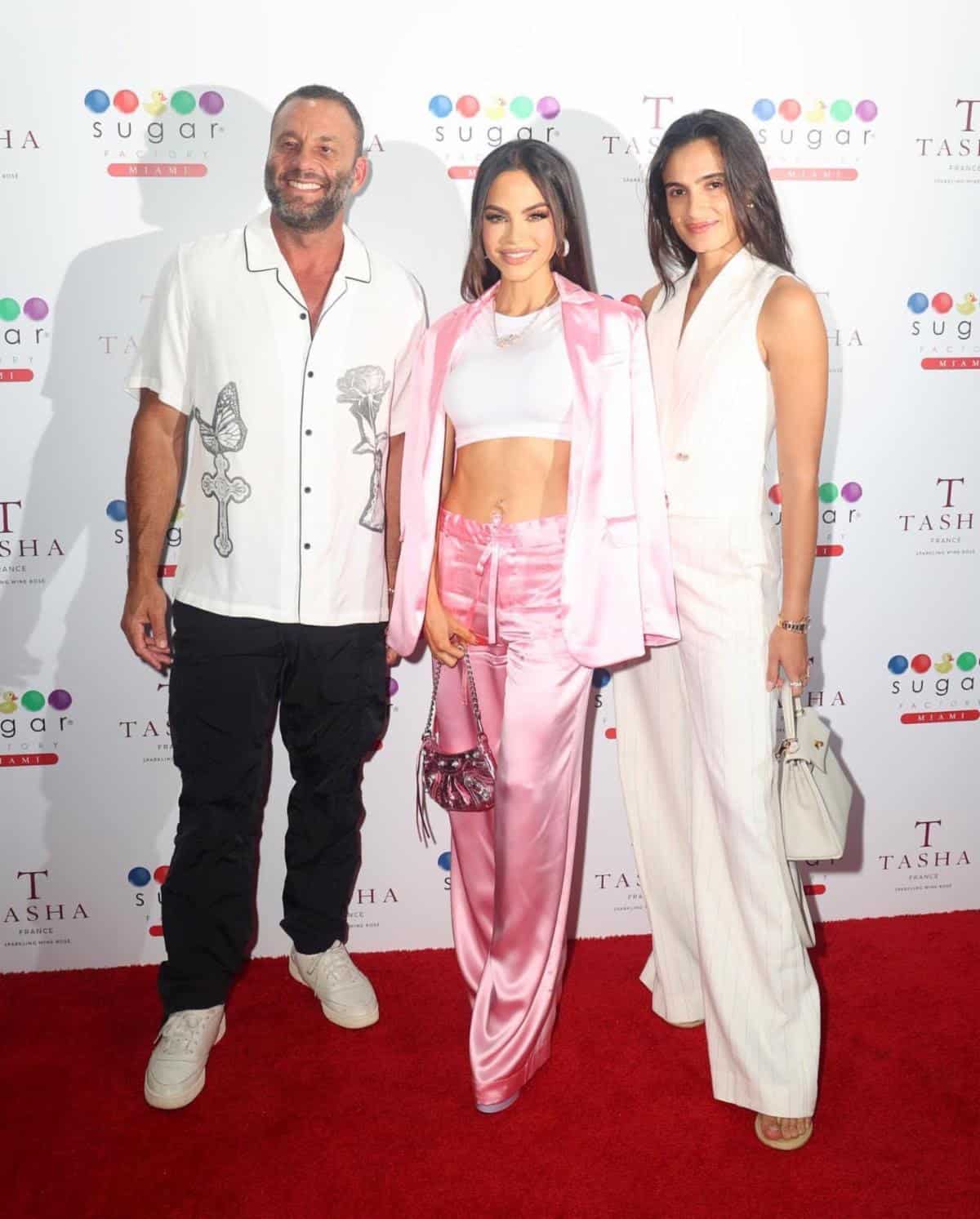 El empresario David Grutman, su esposa Isabela Grutman y Natti Natasha.