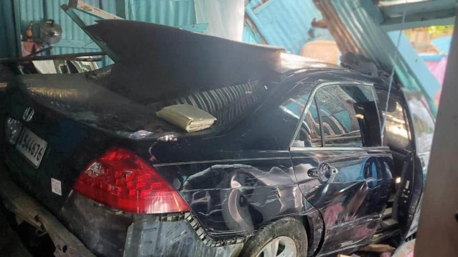 Conductor estrella su auto en una casa y mata dos personas mientras dormían Conductor estrella su auto en una casa y mata dos personas mientras dormían