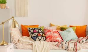 Consejos para combinar cojines y alfombras en una habitación