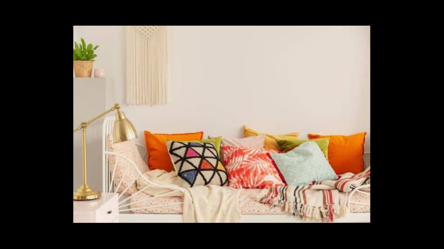 Consejos para combinar cojines y alfombras en una habitación
