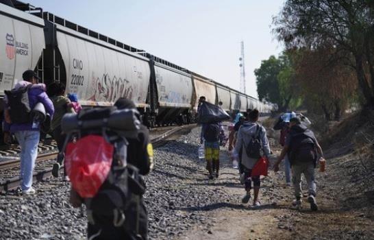 Migrantes continúan con su viaje hacia la frontera sur de EEUU pese a fin de restricciones