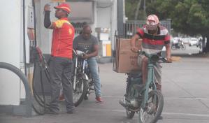 "Un peso no es suficiente", dicen choferes sobre reducción a los combustibles