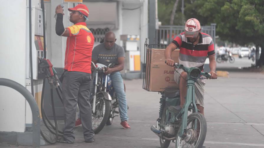 “Un peso no es suficiente”, dicen choferes sobre reducción a los combustibles