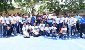 Inefi entrega cuatro canchas remozadas y utilería deportiva a centros escolares en Barranca, La Vega