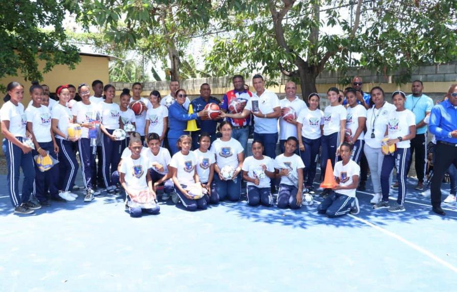 Inefi entrega cuatro canchas remozadas y utilería deportiva a centros escolares en Barranca, La Vega